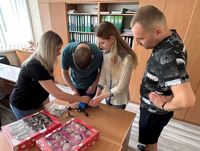 Студенти переглядають деталі до дрону-камікадзе